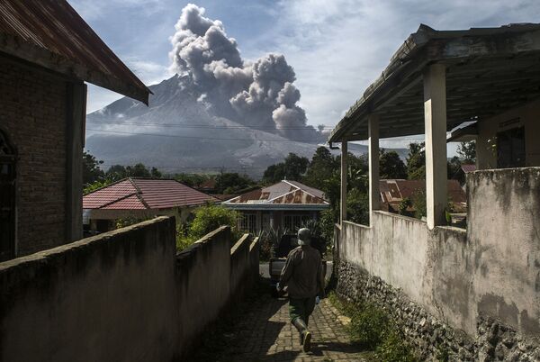 Местный житель в деревне у подножия вулкана Синабунг в провинции Северная Суматра в Индонезии. - Sputnik Абхазия