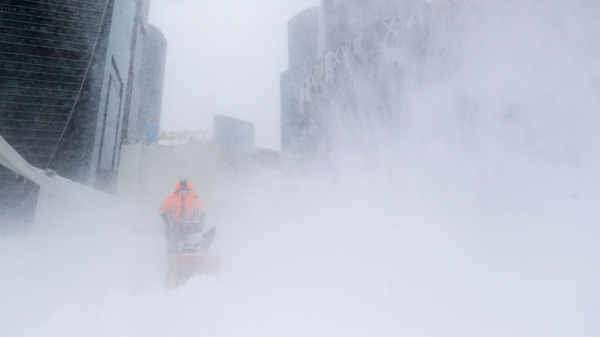 Сотрудник коммунальной службы убирает снег с площади у делового центра Москва-сити Сотрудник коммунальной службы убирает снег с площади у делового центра Москва-сити - Sputnik Аҧсны, 1920, 10.01.2026