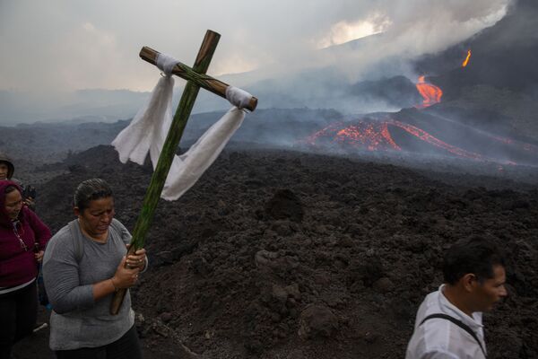 Женщина несет крест во время паломничества в Сан-Висенте-Пакая, Гватемала. - Sputnik Абхазия