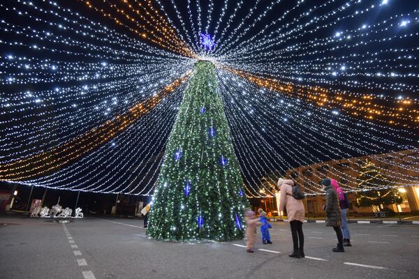Территорию вокруг главной елки в Очамчыре украсили светодиодными фигурами. - Sputnik Абхазия