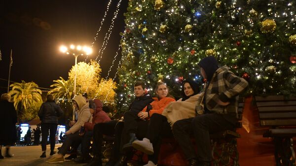 Новогодние украшения Сухумской елки  - Sputnik Абхазия