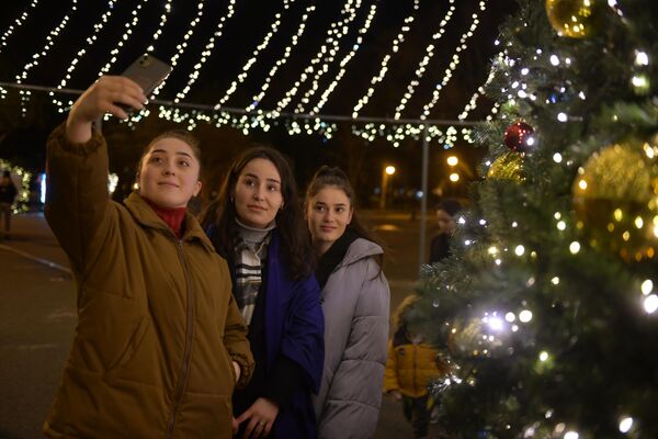 Местом притяжения жителей и гостей столицы в этом году стала площадь у елки. - Sputnik Абхазия