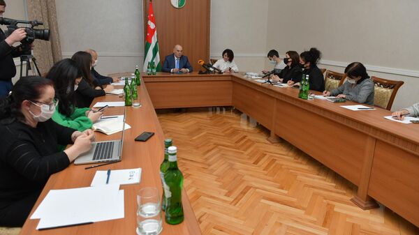 Аслан Бжания на пресс-конференции  - Sputnik Абхазия