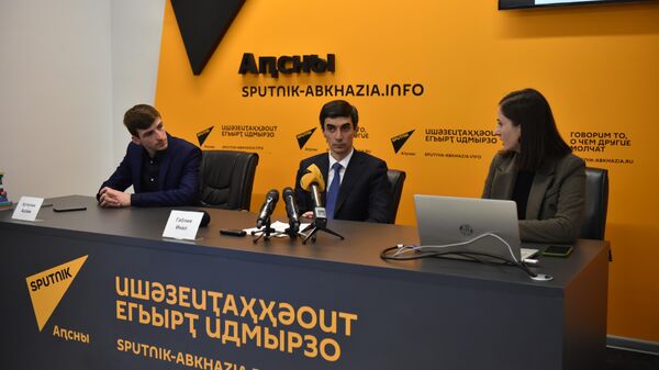 Пресс-конференция министра просвещения Абхазии Инала Габлия  - Sputnik Абхазия