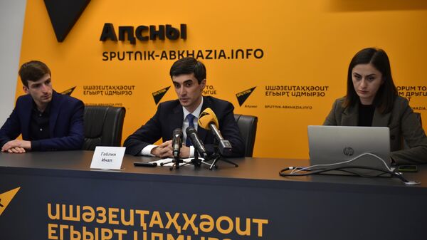 Пресс-конференция министра просвещения Абхазии Инала Габлия  - Sputnik Аҧсны