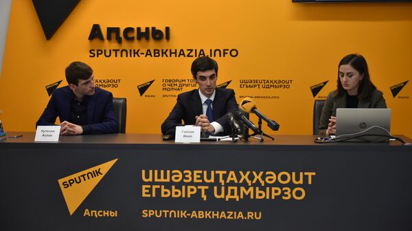 Пресс-конференция министра просвещения Абхазии Инала Габлия - Sputnik Абхазия