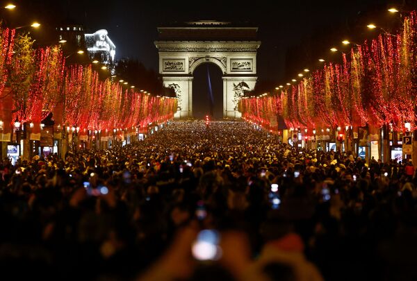 В Париже люди собрались на Елисейских Полях для празднования Нового года. - Sputnik Абхазия