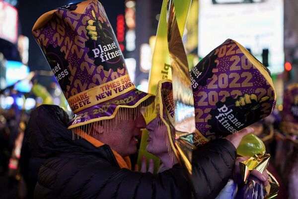 Участники празднования Нового года на Таймс-сквер в Нью-Йорке. - Sputnik Абхазия