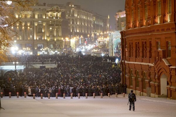 Люди в ожидании салюта на Красной площади в Москве. - Sputnik Абхазия