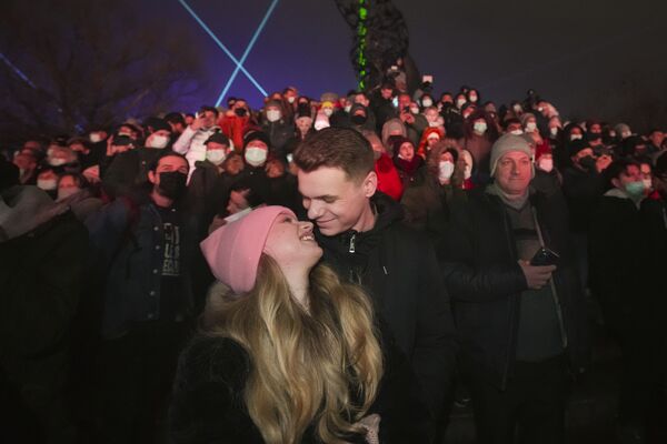 Влюбленная пара во время празднования Нового года в Румынии. - Sputnik Абхазия