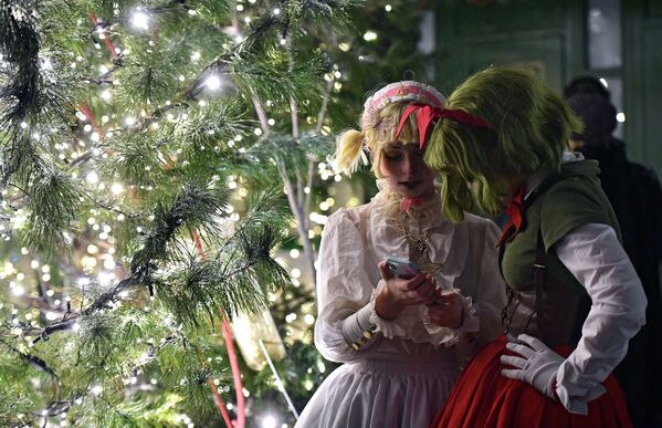 Девушки в стилизованных костюмах во время празднования Нового года в Москве - Sputnik Абхазия