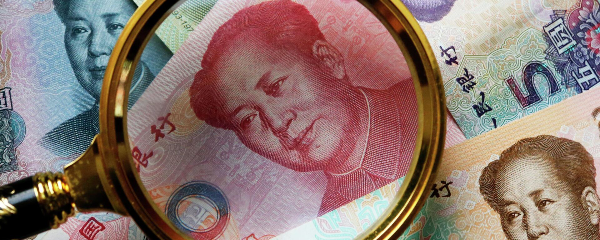Китайские банкноты номиналом в 100, 50, 20,10 и 5 юаней. - Sputnik Абхазия, 1920, 02.01.2022