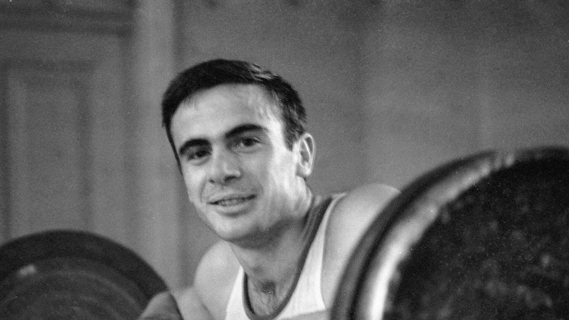 Советский легкоатлет Виктор Санеев во время тренировки. Советский легкоатлет Виктор Санеев во время тренировки. - Sputnik Абхазия, 1920, 03.01.2022