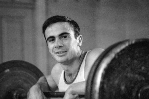 Советский легкоатлет Виктор Санеев во время тренировки. Советский легкоатлет Виктор Санеев во время тренировки. - Sputnik Абхазия