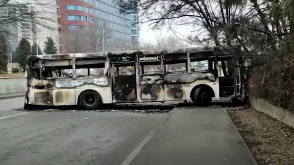 Алматы сейчас: сожженные автобусы, сгоревшее здание администрации, пустые улицы - Sputnik Абхазия