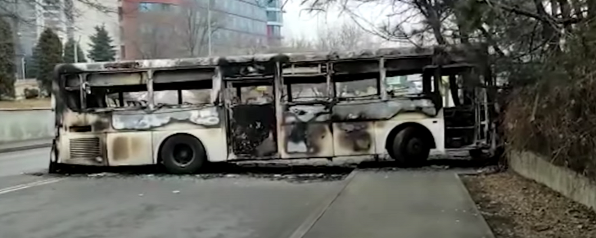 Алматы сейчас: сожженные автобусы, сгоревшее здание администрации, пустые улицы - Sputnik Абхазия, 1920, 08.01.2022