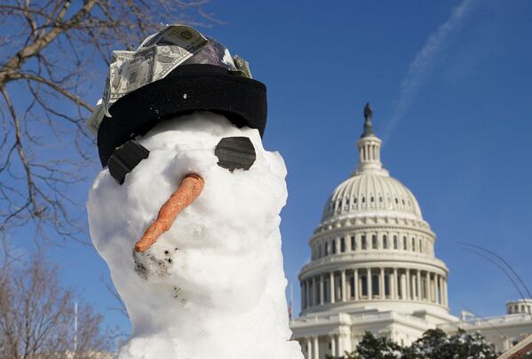 Снеговик у здания Капитолия в Вашингтоне. - Sputnik Абхазия