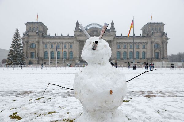 Снеговик перед Рейхстагом в Берлине, Германия. - Sputnik Абхазия