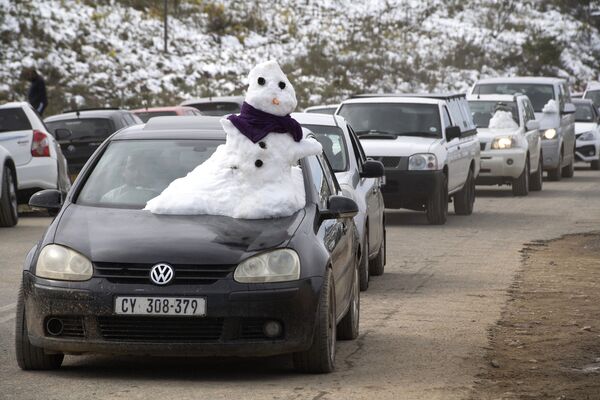 Снеговик на капоте автомобиля в городе Церера, ЮАР. - Sputnik Абхазия