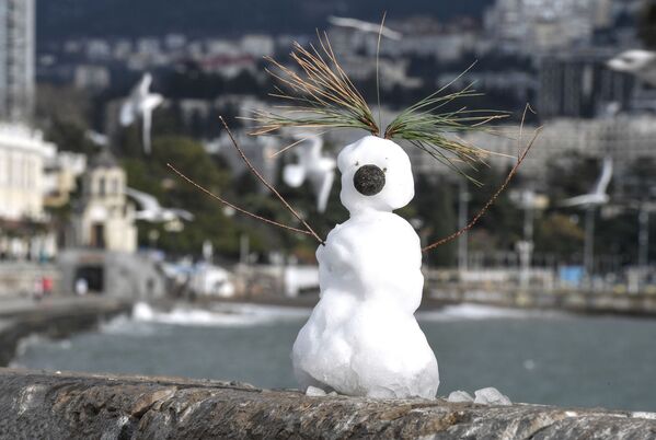 Снеговик на набережной в Ялте - Sputnik Абхазия