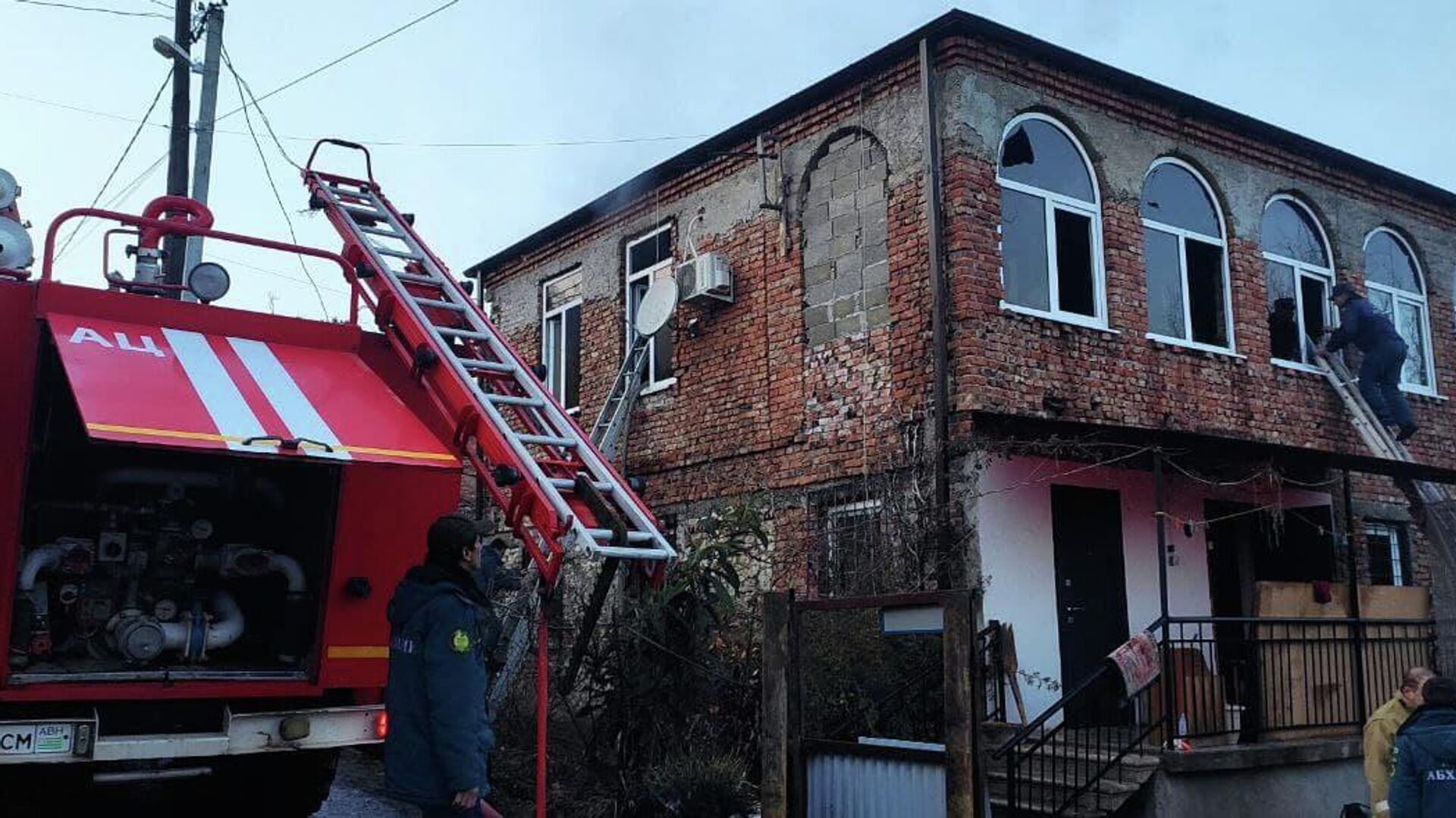Пожар в частном доме в Сухуме - Sputnik Абхазия, 1920, 09.01.2022