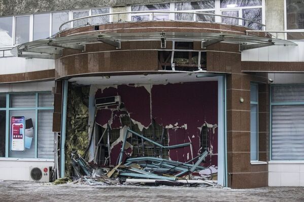 Вход в здание, разрушенный в ходе беспорядков в Алма-Ате.  - Sputnik Абхазия