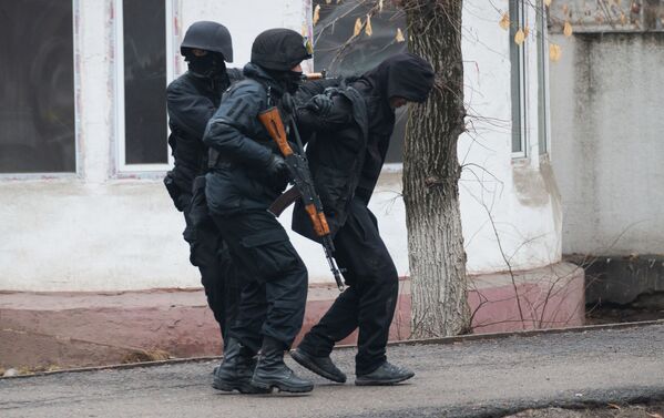 Полицейские задерживают мужчину на улице Байтурсынова в Алма-Ате.  - Sputnik Абхазия