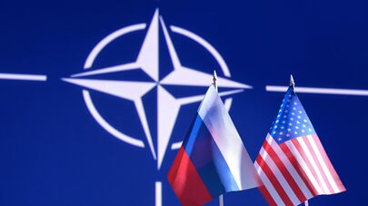 Государственные флаги России и США.