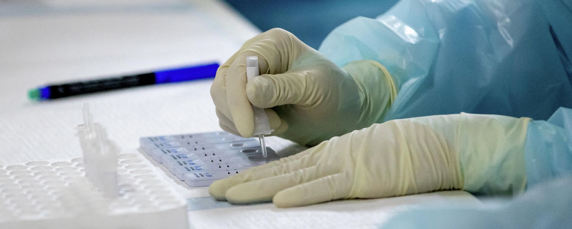 Медицинский работник тестирует образцы мазка из носа в бесплатном пункте экспресс-тестирования на антиген коронавируса Covid-19 - Sputnik Абхазия, 1920, 12.01.2022