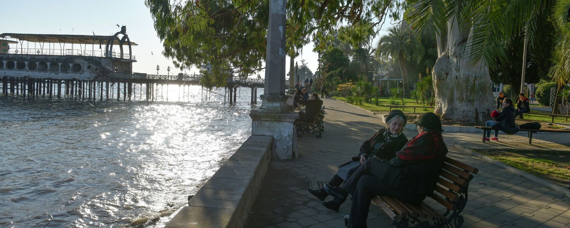 Люди на набережной Сухума греются в лучах зимнего солнца  - Sputnik Аҧсны, 1920, 05.03.2026