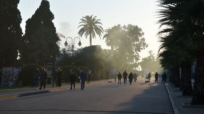 Люди на набережной Сухума греются в лучах зимнего солнца 