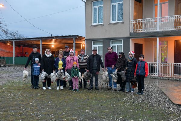 На Ажьырныхуа вся семья Льва Абухба собирается в отцовском доме. - Sputnik Абхазия