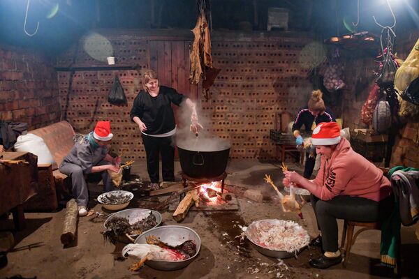 Абхазская семья готовится к одному из главных праздников года – Ажьырныхуа, который в республике отмечается в ночь с 13 на 14 января. - Sputnik Абхазия