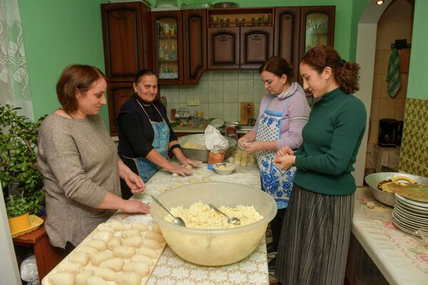 Женщины лепят ритуальные конусообразные лепешки. - Sputnik Абхазия