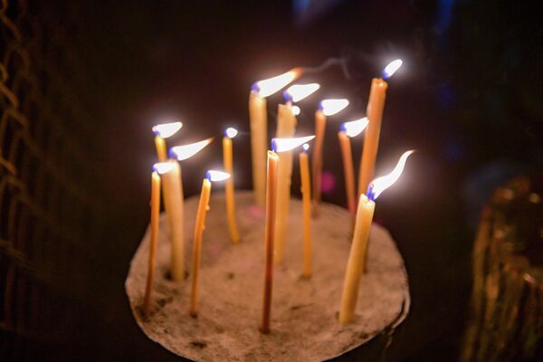 На каждого члена семьи делают свечи из чистого пчелиного воска, которые зажигают во время моления. - Sputnik Абхазия