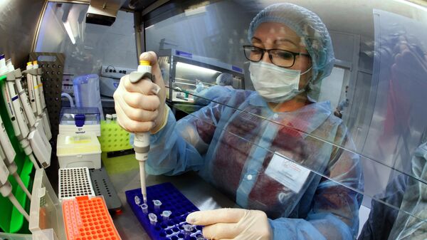 Медицинский сотрудник проводит лабораторные исследования в государственном бюджетном учреждении здравоохранения города Москвы - Sputnik Абхазия
