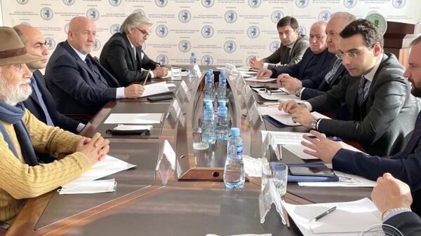 Глава МИД Абхазии Инал Ардзинба провел встречу с Председателем Федерации Абхазских культурных центров в Турции Муратом Махария - Sputnik Аҧсны