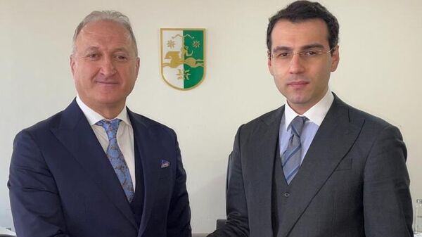 Инал Ардзинба провел встречу с Полномочным Представителем Республики Абхазия в Турецкой Республике Ибрахимом Авидзба - Sputnik Абхазия