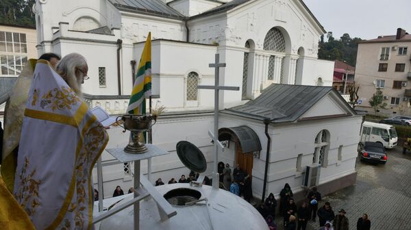 Крещенская служба в Сухумском Кафедральном соборе Благовещения Пресвятой Богородицы - Sputnik Аҧсны