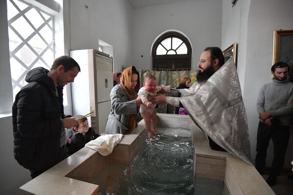 А кто-то крестил своих детей. - Sputnik Абхазия