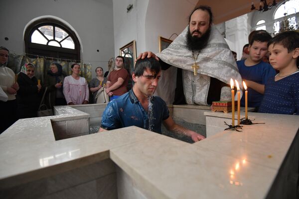 В светлый праздник многие решили покреститься. - Sputnik Абхазия