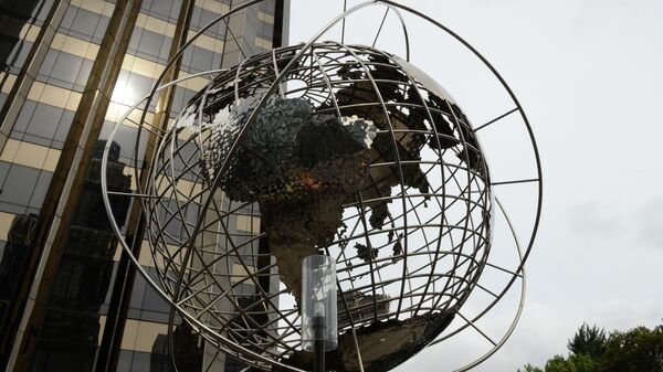 Скульптура глобуса на площади Коламбус-серкл в Нью-Йорке. На дальнем плане - международная гостиница и башня Трампа - Sputnik Абхазия