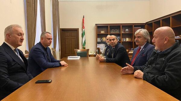 Бадра Гунба обсудил вопросы репатриации с делегацией абхазской диаспоры из Турции - Sputnik Абхазия