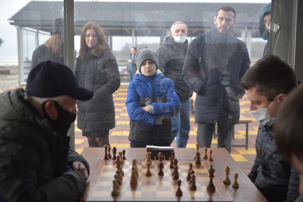 За напряженной игрой наблюдают заинтересованные зрители. - Sputnik Абхазия