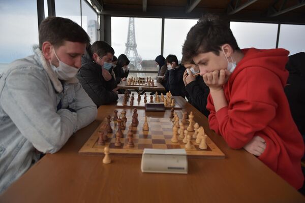 Шахматисты думают над следующим ходом. - Sputnik Абхазия