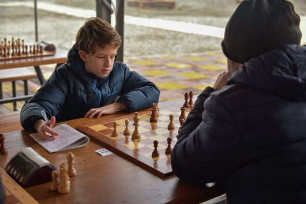 Порой юные шахматисты оказывались сильнее взрослых. - Sputnik Абхазия