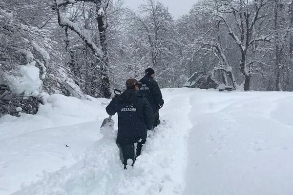 Сотрудники  поисково-спасательного поста в селе Псху Сухумского района  оказывают активную помощь жителям села в период  обильного выпадения снега - Sputnik Абхазия