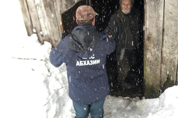 Сотрудники  поисково-спасательного поста в селе Псху Сухумского района  оказывают активную помощь жителям села в период  обильного выпадения снега - Sputnik Абхазия