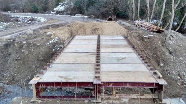 Работы по восстановлению двух автомобильных мостов в посёлке Мюссера  - Sputnik Абхазия