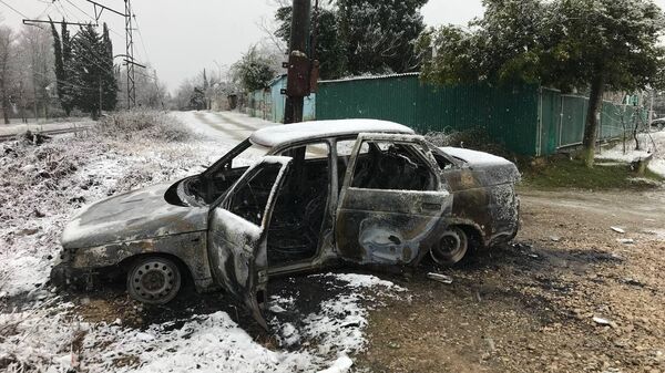 Сгоревший автомобиль  - Sputnik Абхазия